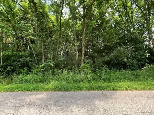 Fairlawn Ave SE, Hubbard, OH 44425