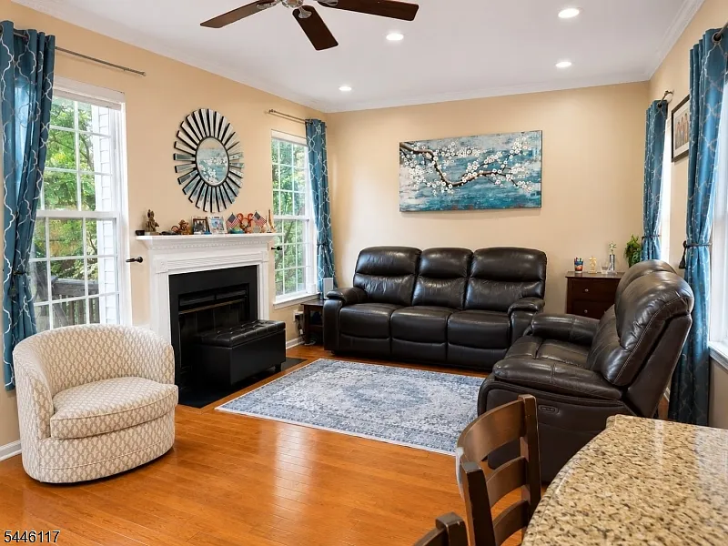 3 bed, 2.5 bath, 1930 sqft, $4,150 — Photo 2