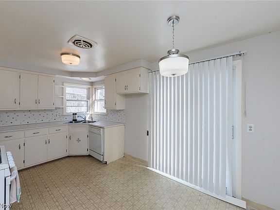 4th image of 94 Southwick Dr