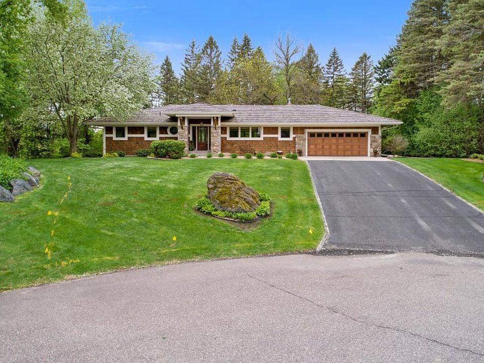 1st image of 600 Queensland Ln N