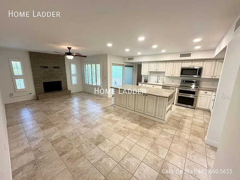 8084 E Del Laton Dr — Photo 2