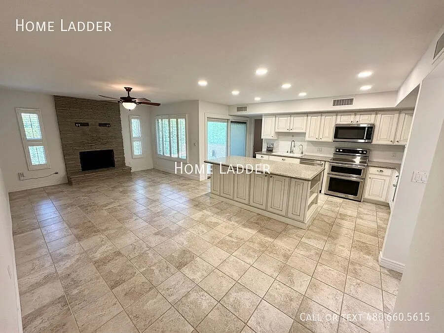 Building Photo - 8084 E Del Laton Dr