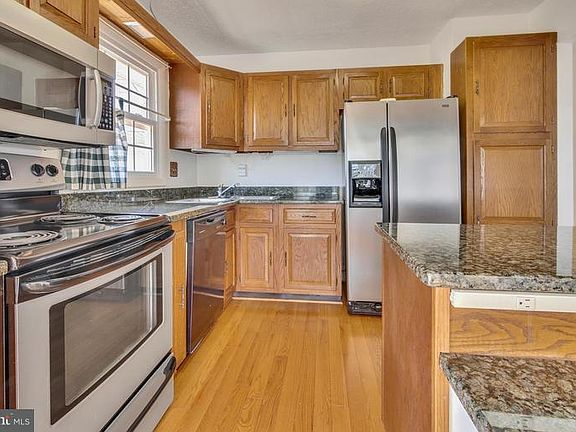 4th image of 916 Winterhaven Dr