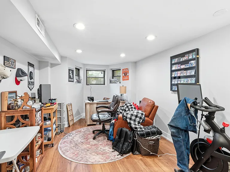 1421 N Dearborn St — Photo 142