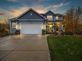 W1067 Hunter Ln, Ixonia, WI 53036