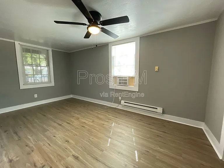 216 E Division St — Photo 11