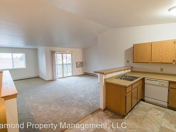 4th image of 225 Tamarack Dr APT 4