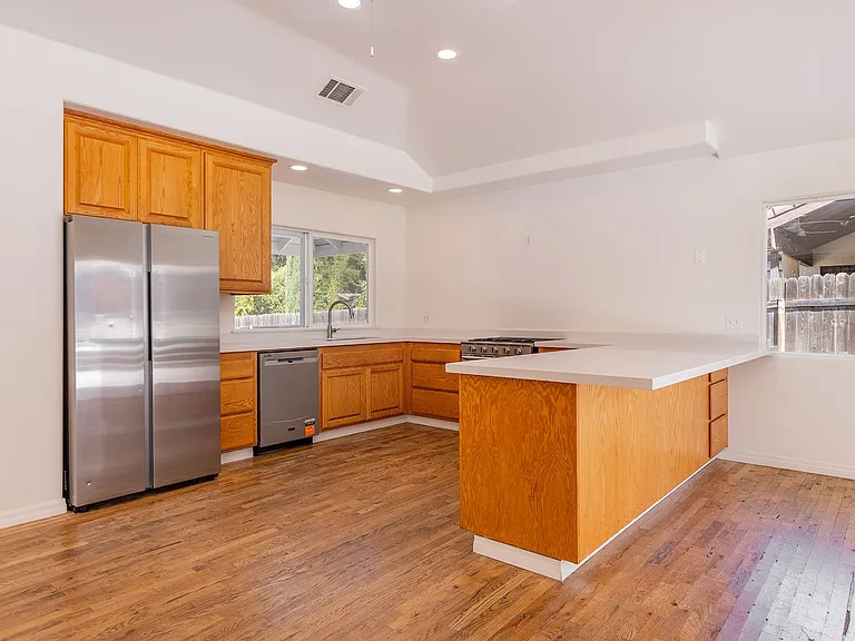304 El Conejo Dr — Photo 7