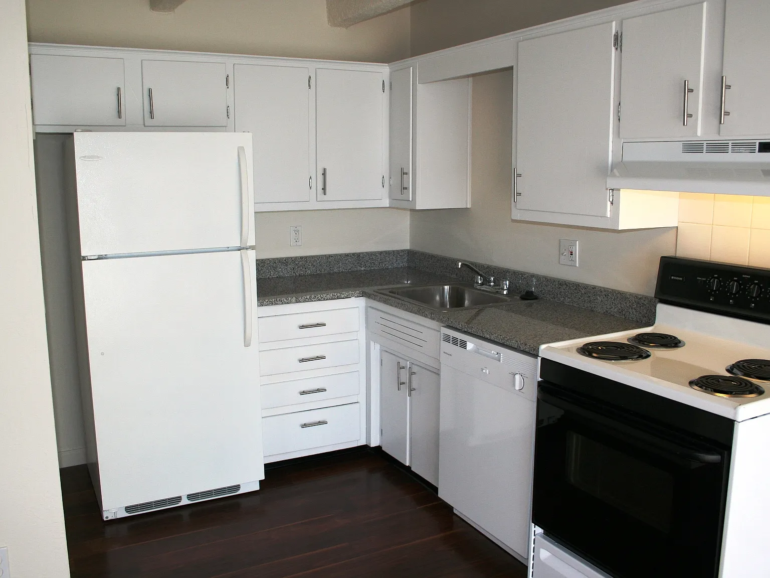 1085 N Pearl St — Photo 3
