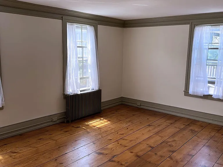 Livingroom with crown molding