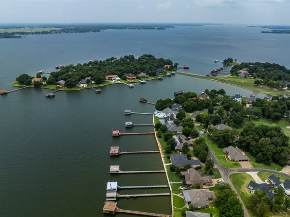 385 Saint Andrews Dr, Mabank, TX 75156