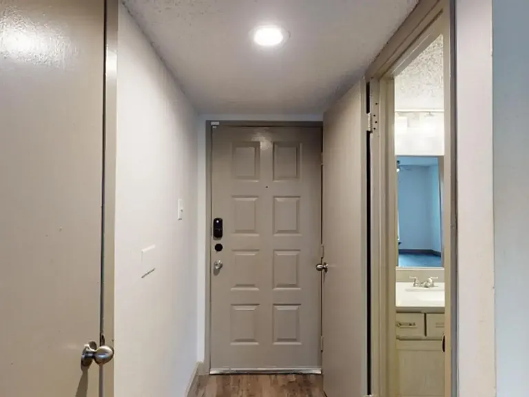 The Larsen Apartments — Photo 1