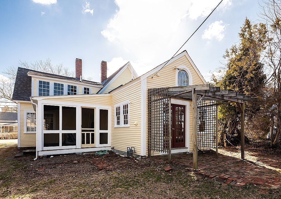 2nd image of 457 Main St