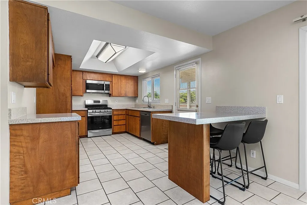 3 bed, 2.5 bath, 1825 sqft, $5,500 — Photo 3