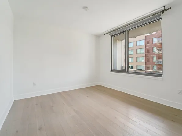 9 Avenue At Port Imperial image 18 of 47