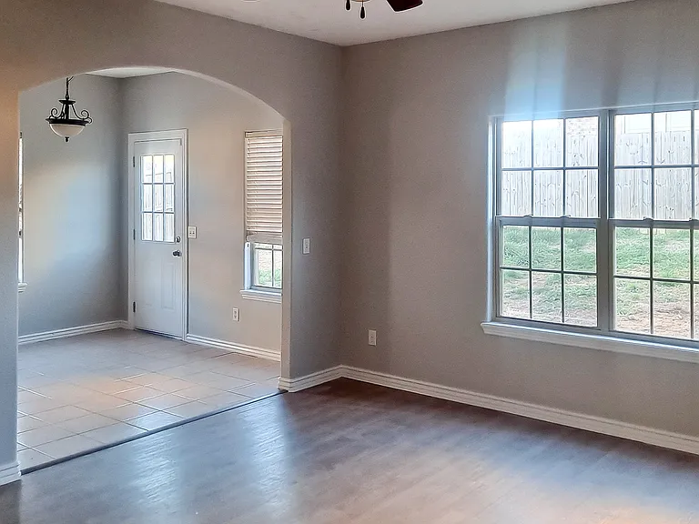 605 SW Loudon Dr #1 — Photo 2