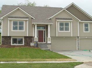 606 Horseshoe Ln, Smithville, MO 64089