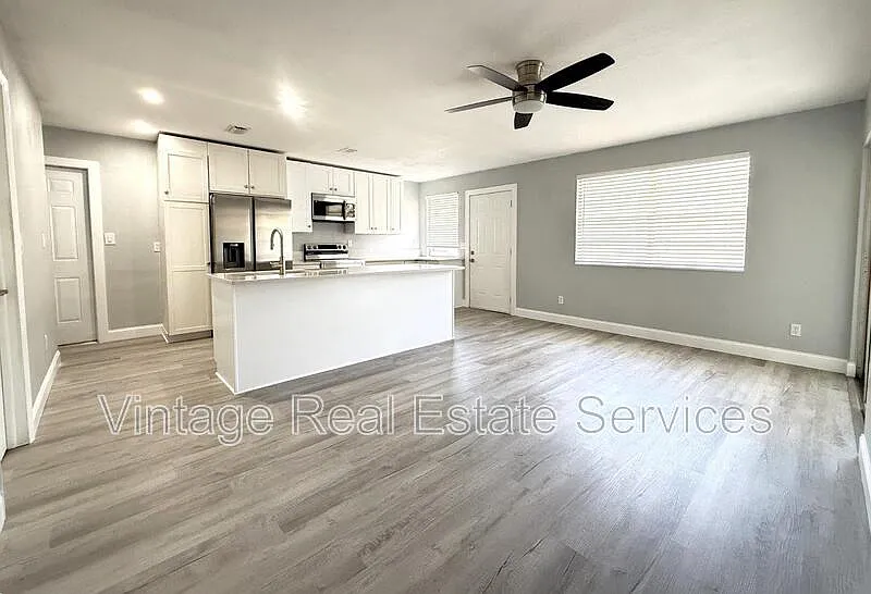 3 bed, 2.0 bath, 925 sqft, $2,400 — Photo 4