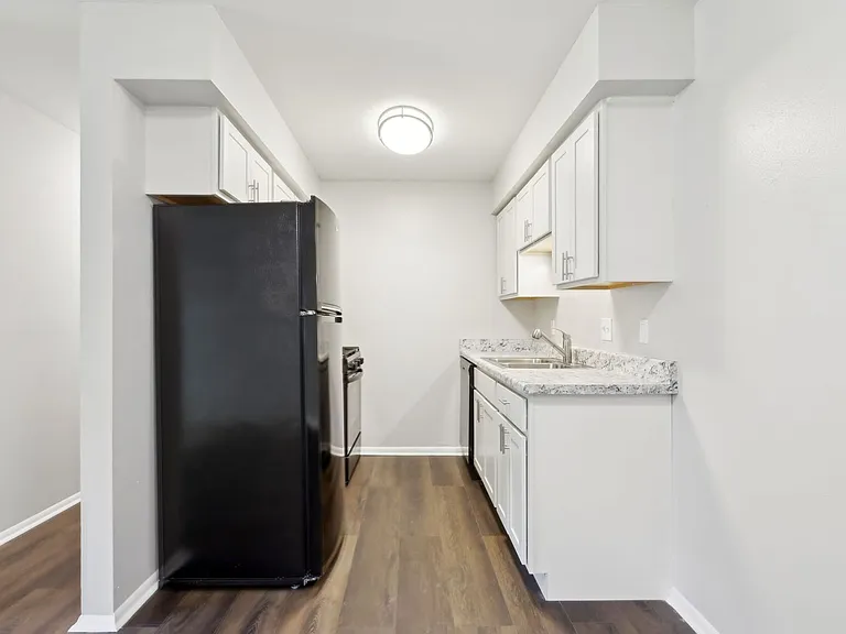 Mayfair Apartments — Photo 28