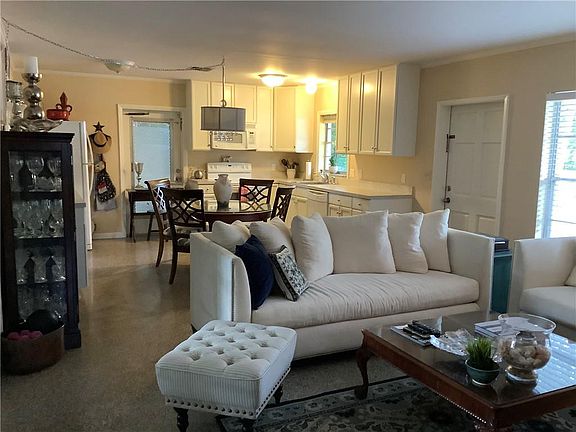 3rd image of 520 Dahlia Ln