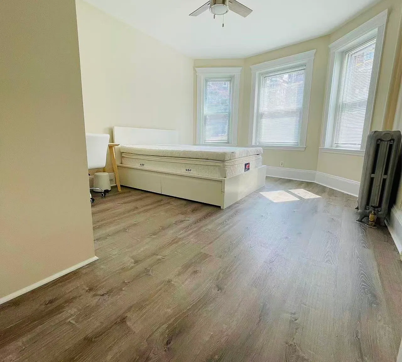 3 bed, 929 sqft, $3,300 — Photo 1