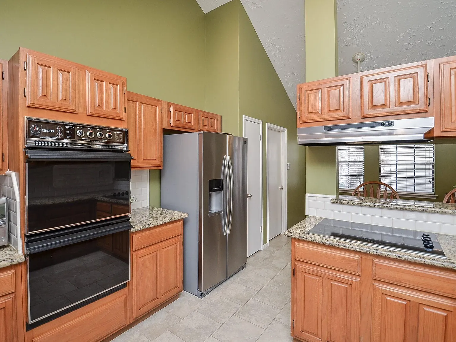 3 bed, 2.0 bath, 1860 sqft, $2,300 — Photo 3
