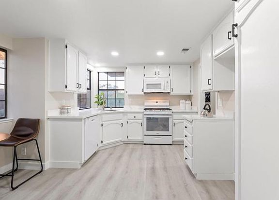 3rd image of 735 Folsom Cir #A