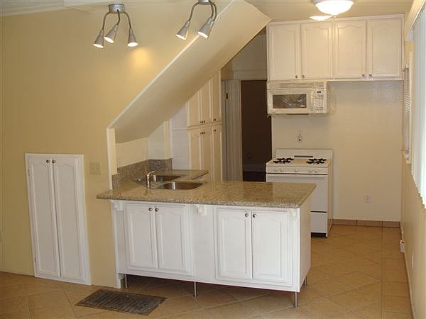 1Craigs 1154 Cecar #B Kitchen Aa