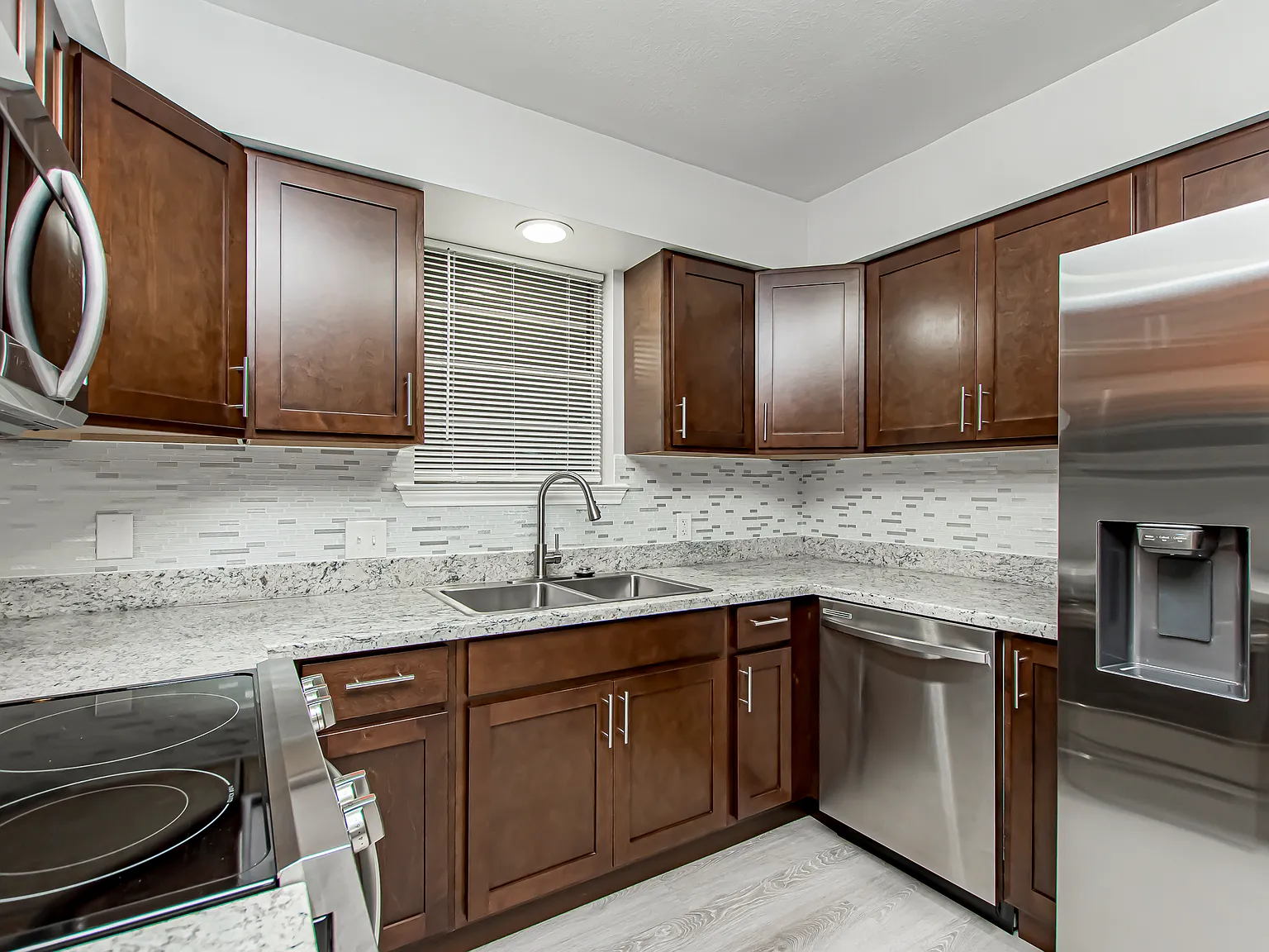 3 bed, 1.5 bath, 1350 sqft, $1,450 — Photo 2