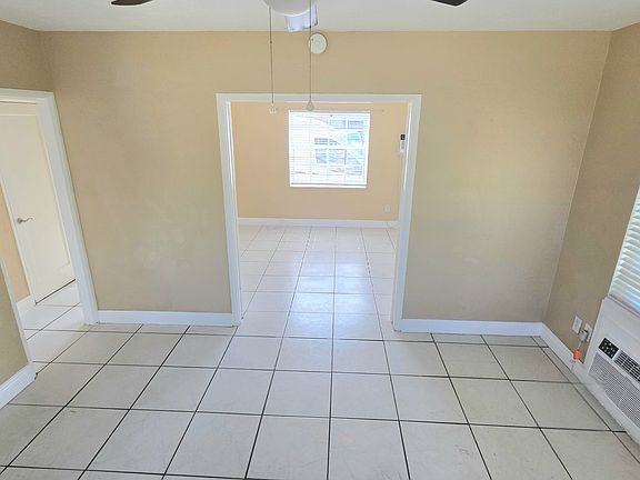 3rd image of 1738 Dewey St #W