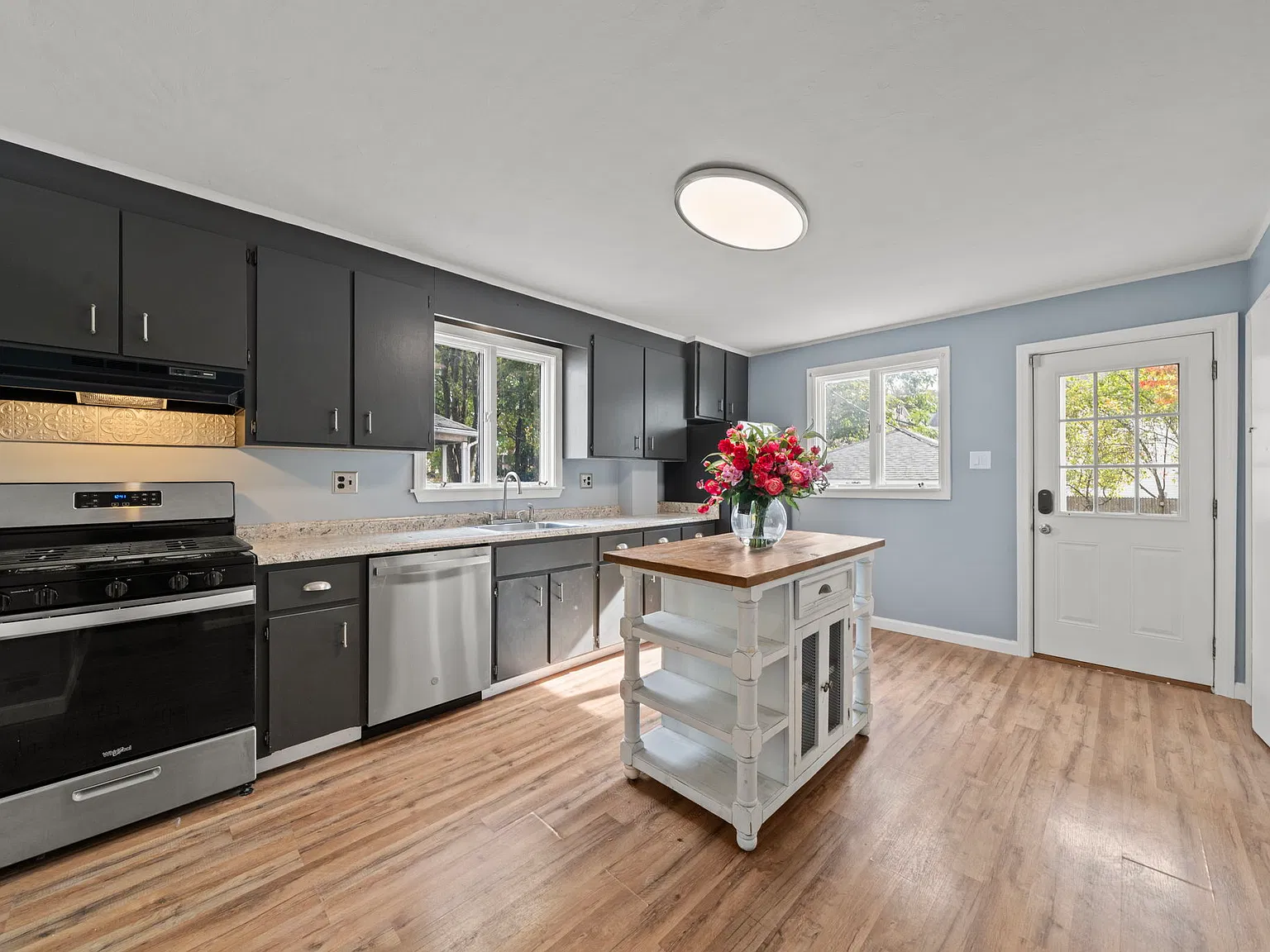 3 bed, 1000 sqft, $2,750 — Photo 1
