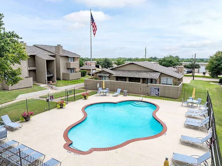 Living Oaks Apartments — Photo 16