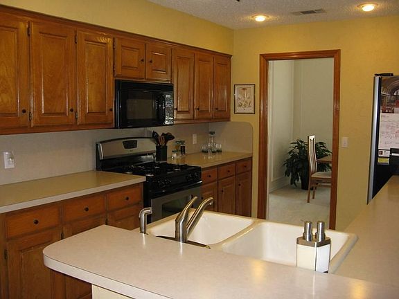 5th image of 2209 Creekwood Ct