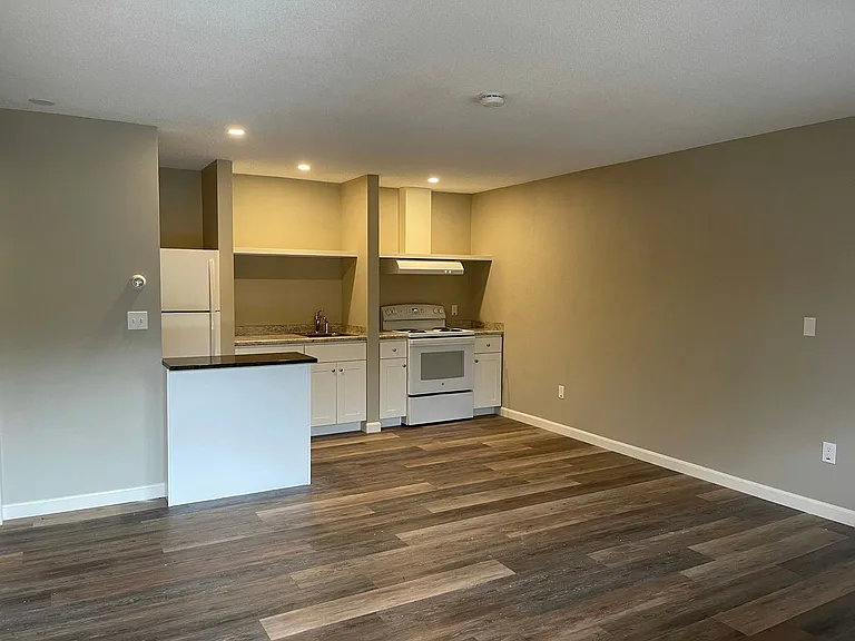 5819 Woodstock Rd — Photo 2