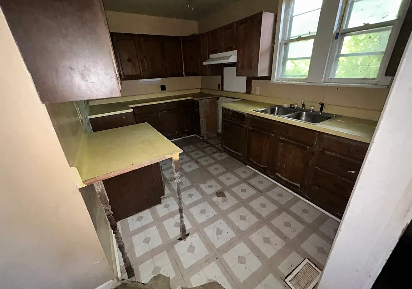3 bed, 890 sqft, $918 — Photo 3