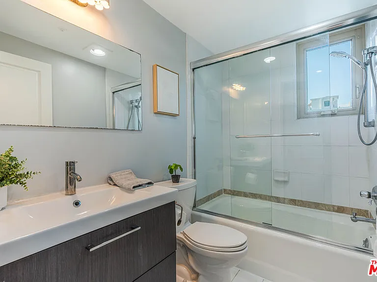 1645 Malcolm Ave #302 — Photo 21
