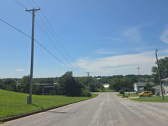4th image of 1323 Truman Ave