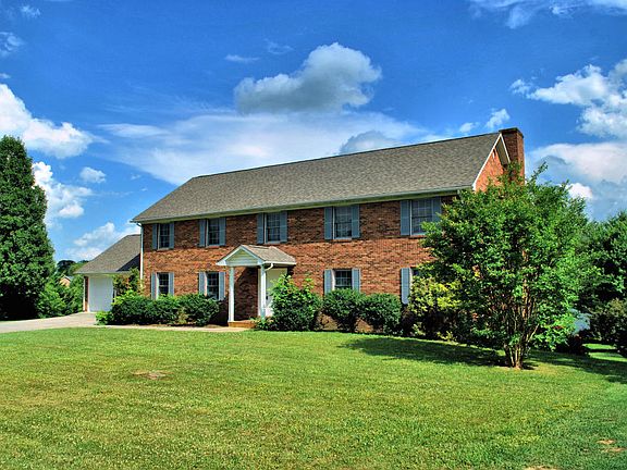 2nd image of 910 Hillcrest Dr