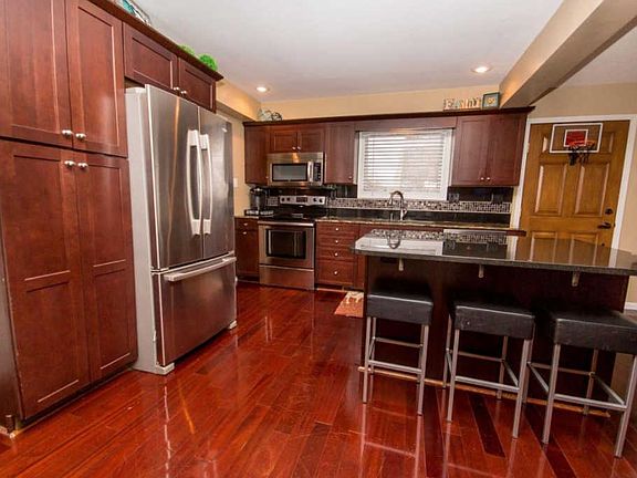 4th image of 15720 Ryan Dr