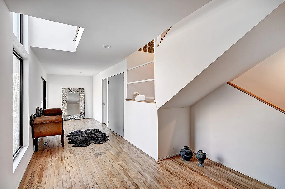 Unique Designer Modern Retreat for Rent — Photo 1