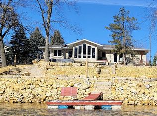1623 3rd St, Camanche, IA 52730