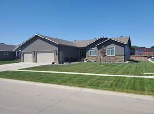 2302 Rivers Bend Dr E, West Fargo, ND 58078