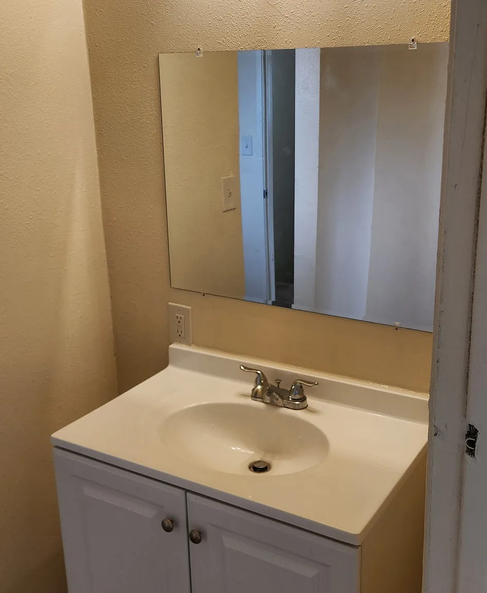3 bed, 1.5 bath, 1058 sqft, $1,800 — Photo 4