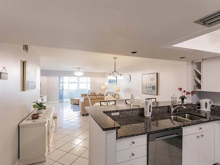 1125 W Peppertree Dr #501 — Photo 7