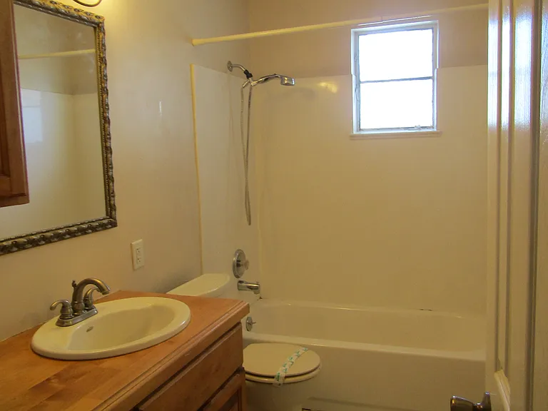 910 S Una Ave — Photo 8