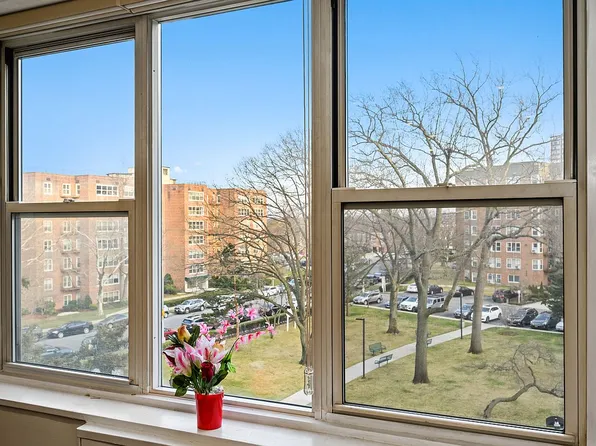 1840 211th St APT 4E, Bayside, NY 11360