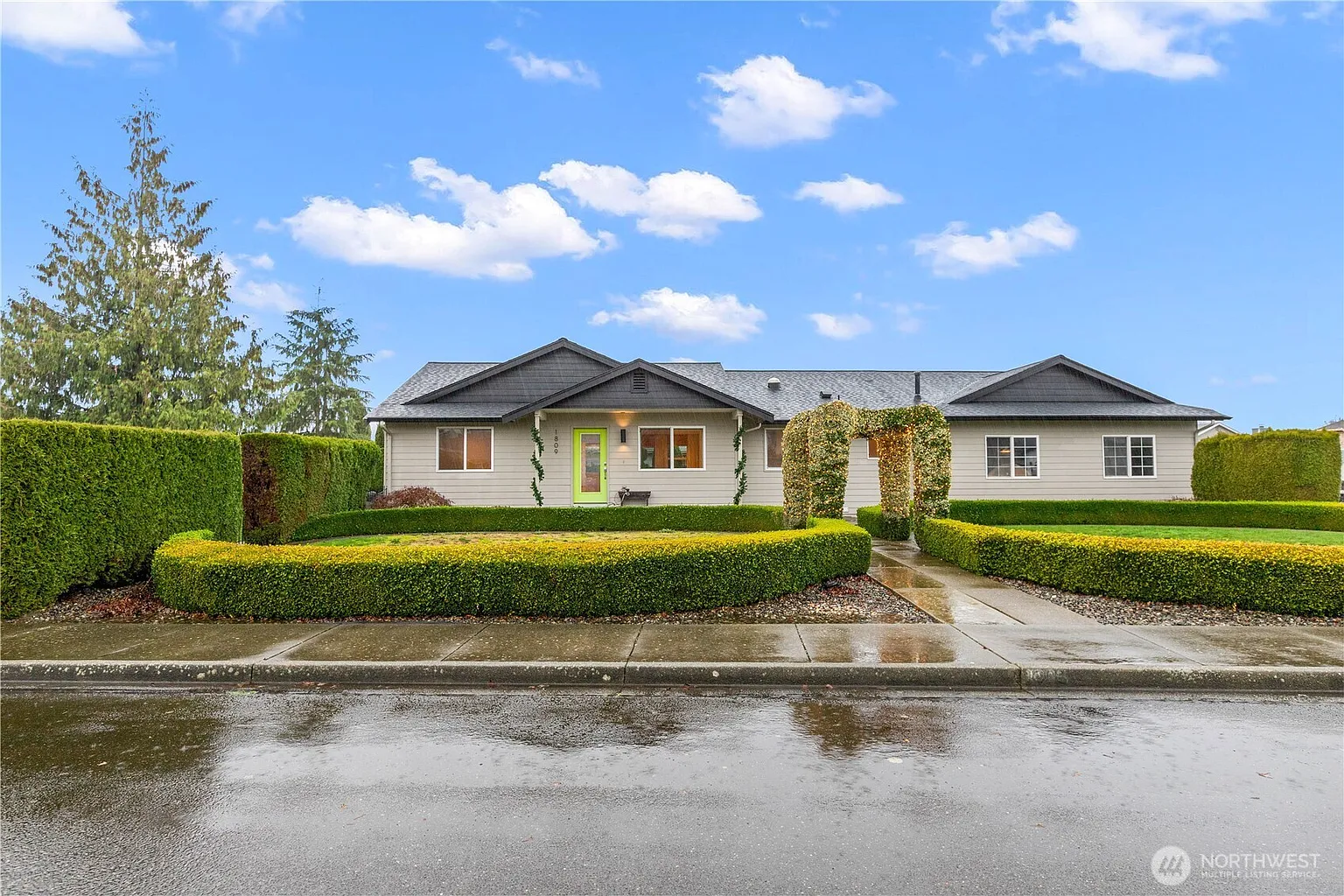 1809 Pine Circle photo 1