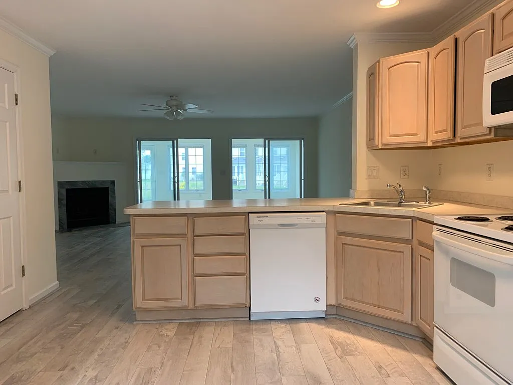 3 bed, 2.5 bath, 1700 sqft, $2,700 — Photo 4