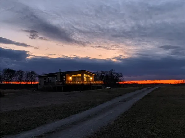 2777 325th St #8, Walker, IA 52352