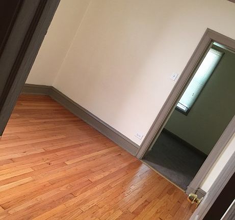 5th image of 7047 S Vernon Ave #1